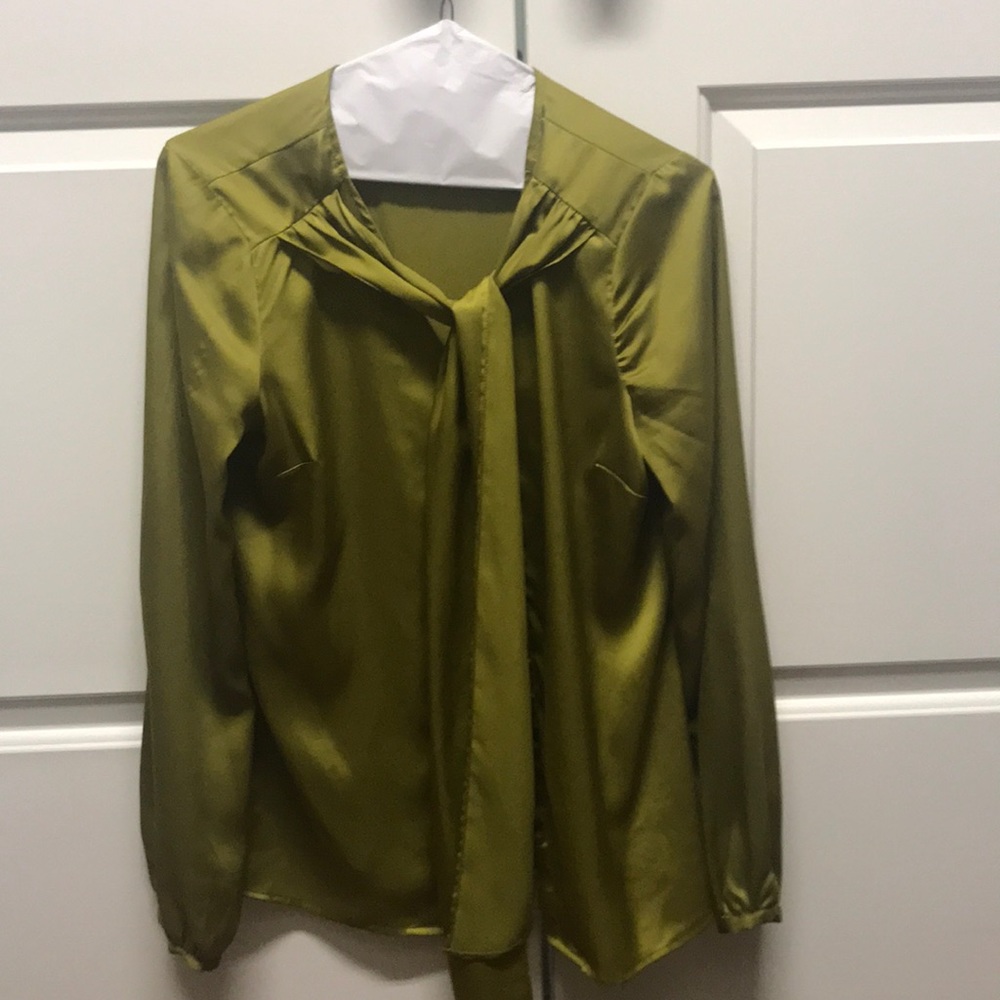 Silky blouse with tie